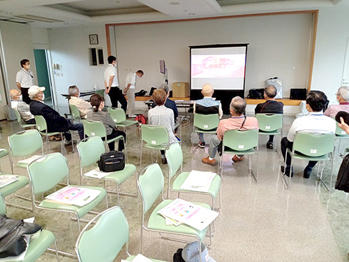 危険予測を行っている様子